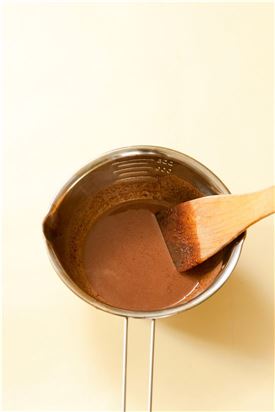 1. 다크 커버처 초콜릿은 곱게 다져 우유를 데워서 녹인다.
