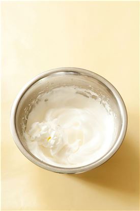 3. 달걀 흰자는 거품을 내어 설탕 40g을 두 번 정도 나누어 흰자 머랭을 만든다.
