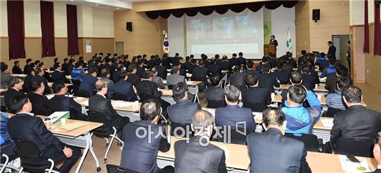 산림조합중앙회는 24일~ 25일 이틀간 경상북도 청송군에 위치한 임업인종합연수원에서 전국 142개 산림조합 조합장이 참석한 가운데 '2016년 회원조합장 연수회'를 개최했다고 밝혔다. 사진=산림조합중앙회