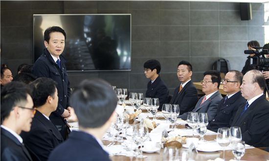 남경필 경기지사가 지난 15일 굿모닝하우스에서 열린 2층버스 및 따복버스 운전기사 간담회에서 인사말을 하고 있다. 