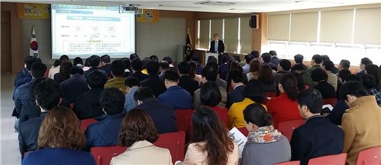 전남 무안군(군수 김철주)이 공직자 100여명이 참석한 가운데 수요자 맞춤형 서비스 제공 ‘정부3.0 이해와 정책 발굴’을 위한 관계자 워크숍을 개최했다.