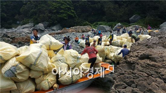 완도군 낭장망 협회(회장 김경배)는 노화읍 동고 목섬 주변에 방치된 해양쓰레기 폐스티로폼 350㎥. 폐어구 15톤을 수거 했다.