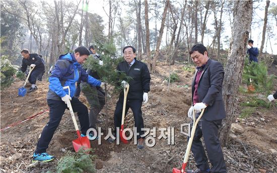 영광군(군수 김준성)은 지난 25일 ‘영광생활체육공원’인근 물무산 일원에서 나무심기 행사를 가졌다. 
