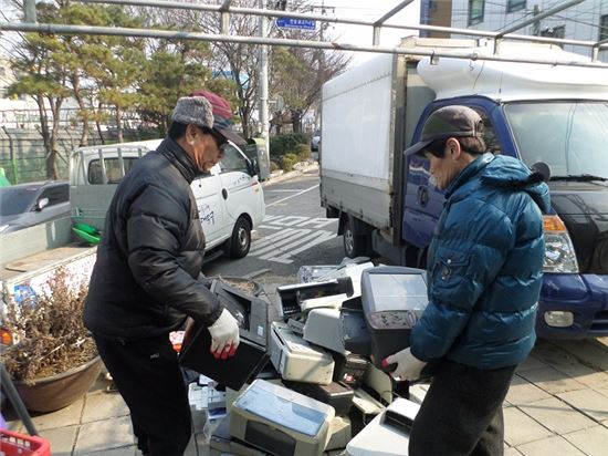 폐가전 수거로 자원재활용 일자리 창출
