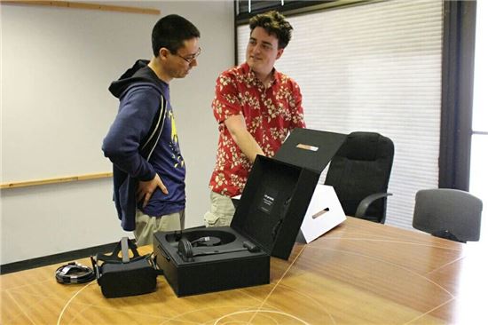 오큘러스 창업자인 팔머 러키(오른쪽)가 가상현실(VR) 기기 '리프트'의 1호 고객에게 제품을 직접 전달하고 있다.<출처:팔머 러키 트위터>