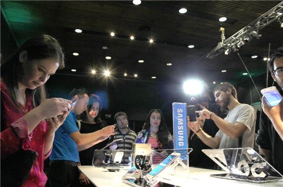 칠레 소비자들이 삼성전자의 스마트폰을 체험하고 있다.<자료=삼성전자>
