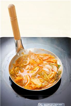 2. 팬에 식용유를 두르고 썰어놓은 김치와 양파를 볶다가 고춧가루, 설탕, 후춧가루를 넣어 볶고 물과 김칫국물을 넣어 끓인 후 국간장으로 간한다.
