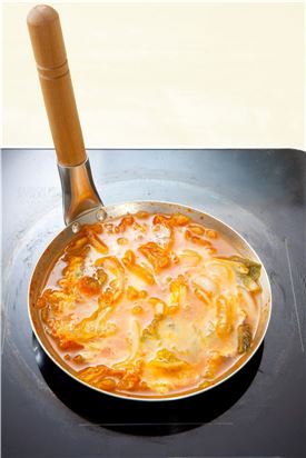 4. 가장자리에 달걀을 풀어 넣어 가며 끓이고 송송 썬 실파를 올려 밥과 함께 곁들인다.
