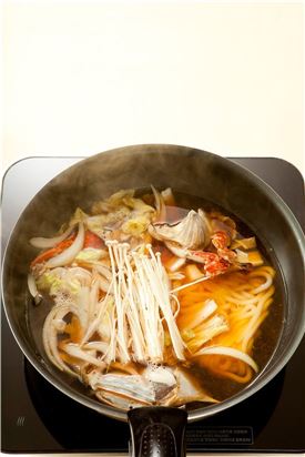 4.국물이 끓으면 배춧잎, 양파를 넣어 끓이다가 우동과 팽이버섯을 넣어 끓인다.
