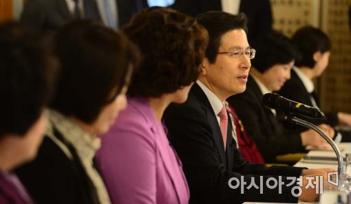 [포토]황교안 총리, 여성경제인협회와의 간담회 