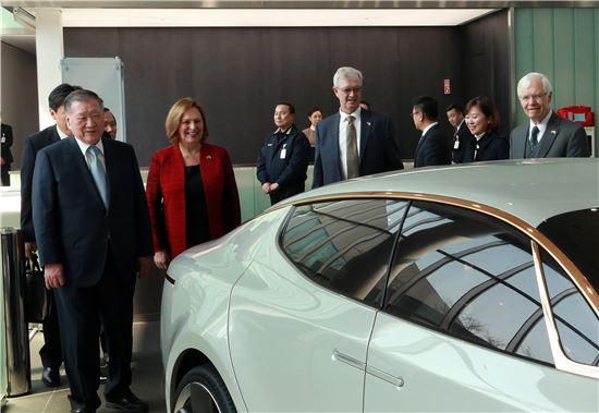 정몽구 현대자동차그룹 회장(왼쪽 첫번째)과 뎁 피셔 미국 연방 상원의원(왼쪽 두번째) 등이 기아차 디자인센터에서 콘셉트카들을 둘러보고 있다
