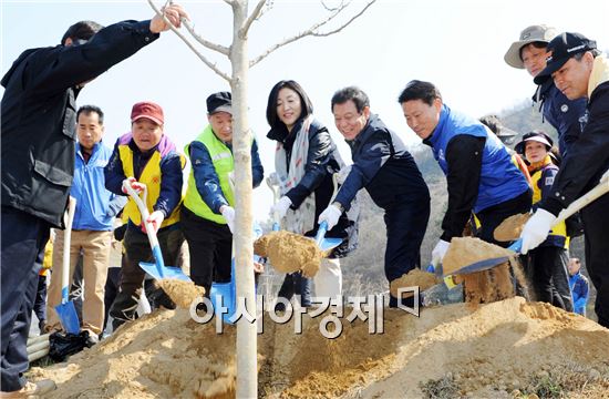 [포토]윤장현 광주시장, ‘제71회 식목일 나무심기’ 행사 참석