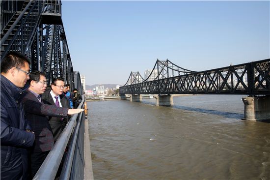양기대 광명시장이 중국 단동시를 방문해 관계자들과 함께 압록강변을 둘러보고 있다. 