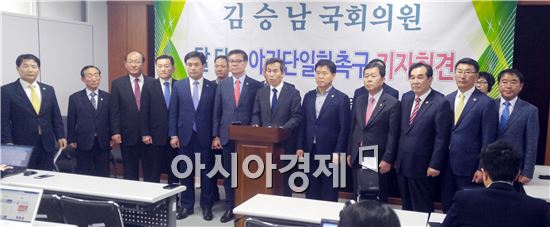 김승남 의원이 28일 지방의원과 일반 당원 등 24명과 함께 국민의당을 탈당했다.

