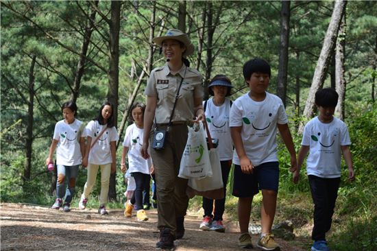 무등산국립공원동부사무소(소장 조승익)가 자연이 살아 숨 쉬는 건강한 국립공원 숲에서 오감을 이용한 자연체험, 문화체험 등으로 구성된 탐방프로그램을 운영한다.