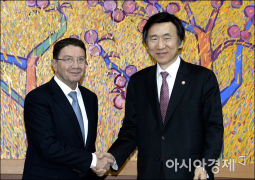 [포토]윤병세 장관, 탈렙 리파이 UNWTO 사무총장 환담