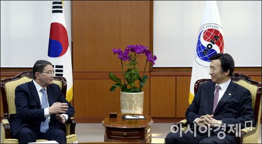 [포토]윤병세 장관, 탈렙 리파이 UNWTO 사무총장 환담