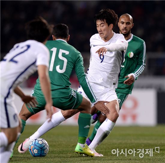 [포토]중거리슛 시도하는 김현