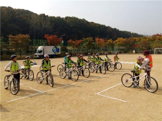 성남시가 일선 학교에서 자전거 안전교육을 실시하고 있다. 
