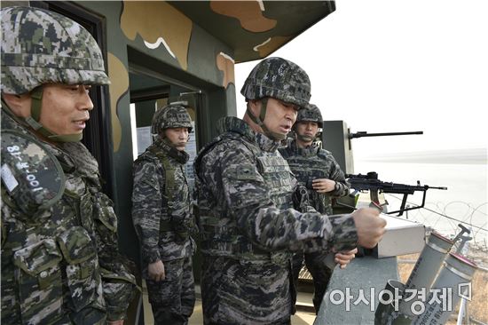 이상훈해병대사령관이 28일 김포 최전방 보곶리중대에서 작전대비태세를 점검하고 있다. (사진=해병대사령부)