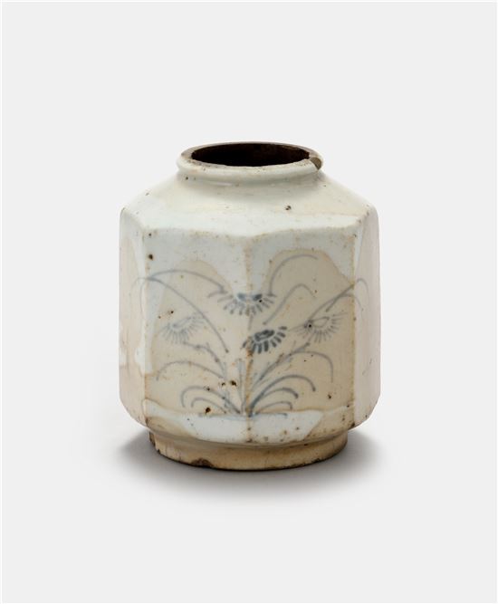 백자청화초화문각병, 조선 18세기