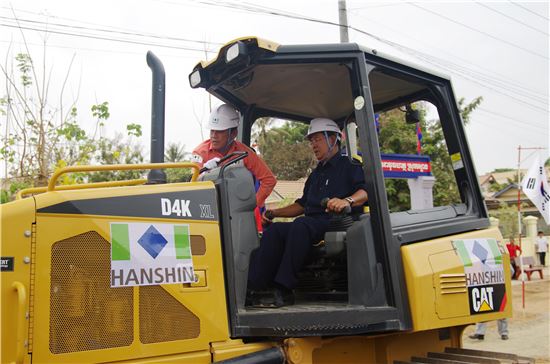 훈 센 캄보디아 총리가 28일 열린 도로공사 착공식에서 중장비를 시운전해보고 있다.