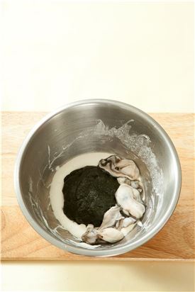 2. 밀가루, 소금, 물을 넣어 반죽한 다음 손질한 매생이와 굴을 넣어 섞는다.
