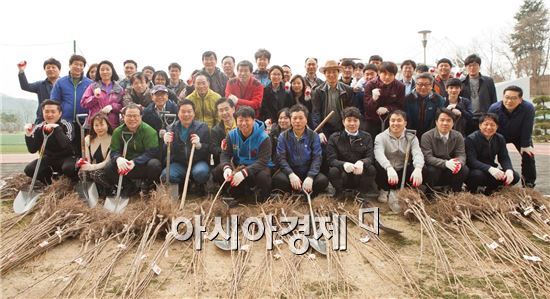 광주대학교(총장 김혁종)는 29일 학교 대운동장에서 교직원 100여 명이 모인 가운데 식목일 행사를 개최했다.교직원들은 이날 학교 건물과 운동장, 기숙사, 도서관 등 교내 곳곳에 벚나무 1,000주를 심었다.
