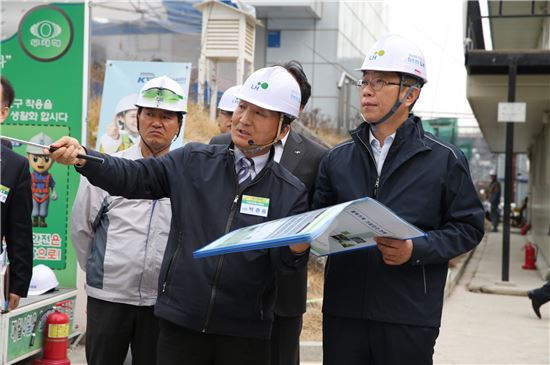 박상우 한국토지주택공사(LH) 사장(오른쪽)이 29일 오후 서울 가좌지구 행복주택 현장을 찾아 현장 점검을 하고 있다. 박 사장은 "안전사고 등에 각별히 유의하고 사업일정 관리에 만전을 기해 행복주택을 적기에 공급해야 한다"고 당부했다. 박 사장은 이날 취임 닷새 만에 현장 행보를 시작, 가좌지구 행복주택과 과천주암 기업형임대주택(뉴스테이)을 잇달아 찾았다.(제공: LH) 