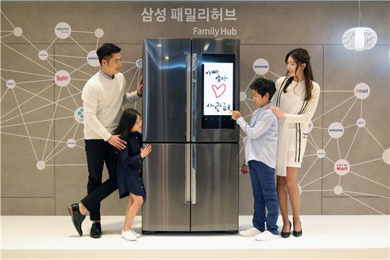 냉장고로 TV·쇼핑·음악 즐긴다…삼성 '패밀리 허브' 출시