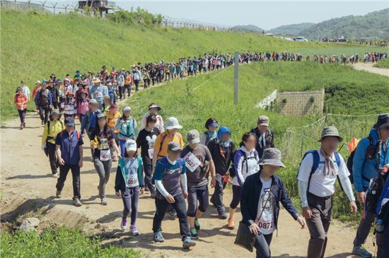 평화누리길 걷기행사에 참가한 사람들이 DMZ길을 따라 걷고 있다.