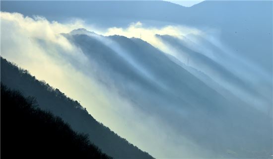 장복산 드림로드 하늘마루전망대에서 바라본 풍경. 새벽녘 안민고개를 타고 넘는 구름이 한 폭의 그림같다. 