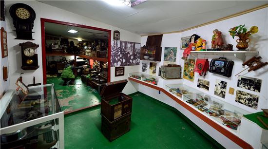 진해 소사마을에 자리한 김씨박물관은 40~50년 전 추억의 풍경들이 가득하다.