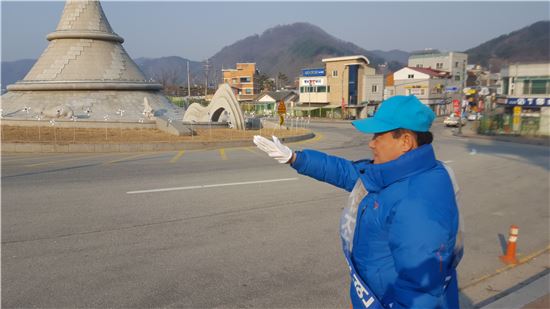 [유세현장 극과극]화천→양구→인제…205.6km 달린 '홍길동 선거운동'