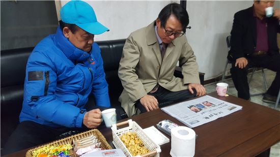 조일현 더불어민주당 후보(왼쪽)가 28일 화천군 정당선거선거사무소에서 선거대책 회의를 하고 있다.  / 성기호 기자 kihoyeyo@