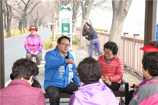 [유세현장 극과극]'1일 1횡단' 가능한 韓 최소 지역구