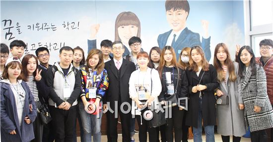 중국 인터넷 기자단, ‘동방신기’멤버 유노윤호 모교 방문