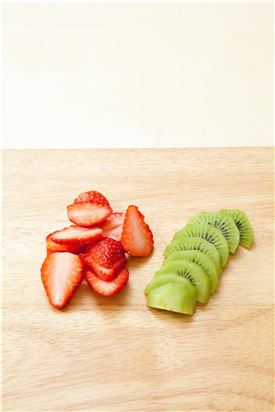 4. 딸기와 키위는 깨끗하게 씻어 먹기 좋은 크기로 자른다.
