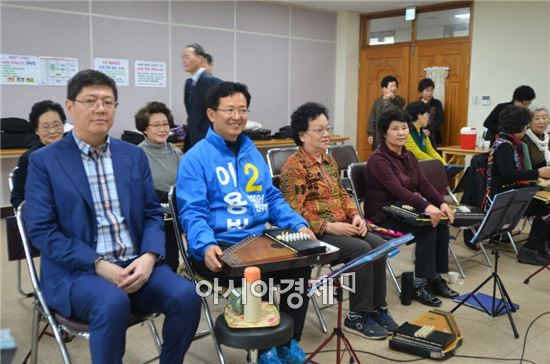 김대중 대통령의 3남 김홍걸 더불어민주당 국민통합위원장은 29일 더민주 이용빈 광산갑 후보 선거사무소를 전격 방문해 선거관계자들을 격려하고 이 후보와 함께 지역 노인복지관을 방문했다. 사진=이용빈
