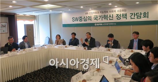 30일 SW정책연구소가 서울 중구 프레스센터에서 '4차 산업혁명과 지능정보 사회에 대응하는 SW중심의 국가혁신 전략' 간담회를 개최했다.
