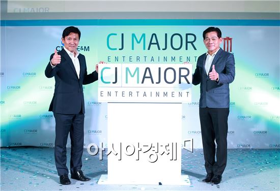 정태성 CJ E&M 영화사업부문 대표와 비차 풀바라럭 메이저 시네플렉스 그룹 대표