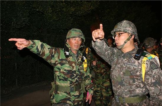 예비군 소대장을 맡고 있는 이병우씨(왼쪽)가 작전계획 훈련에 참가하고 있다. 