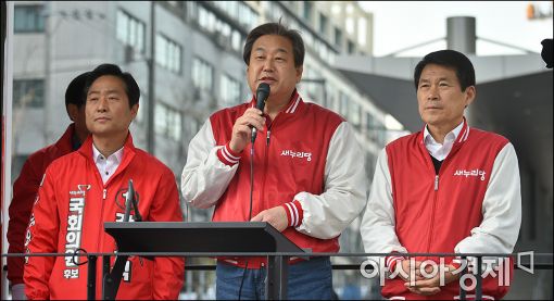 [포토]지지호소하는 김무성 선대위원장