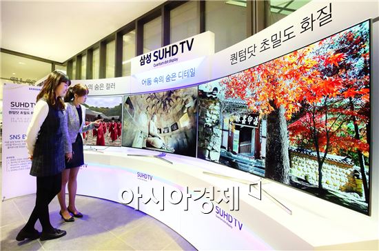 ▲현대백화점 판교점에서 고객들이 '삼성 SUHD TV 퀀텀닷 초밀도 화질전'을 찾아 삼성 SUHD TV를 살펴보고 있다.(제공=삼성전자)