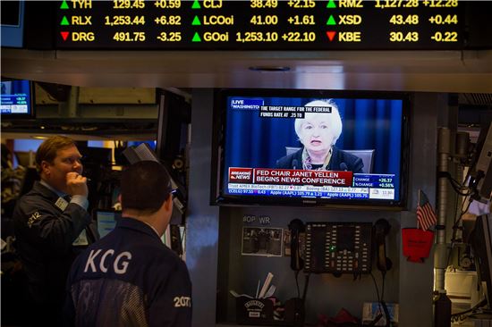 ▲재닛 옐런 Fed 의장의 연설을 TV로 지켜보고 있는 뉴욕증권거래소 트레이더들의 모습(사진=블룸버그) 