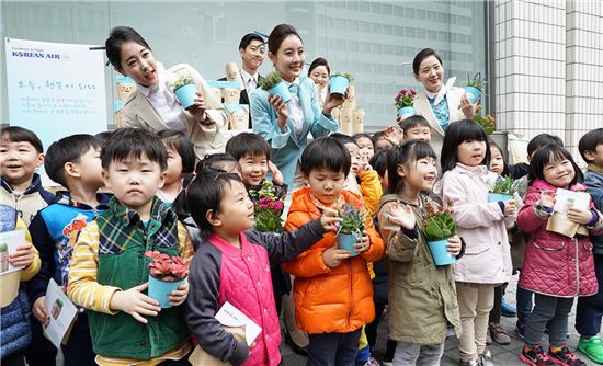31일 오전 서울시 중구 대한항공 서소문 사옥에서 대한항공 객실승무원들이 어린이들에게 ‘잔디 재배 키트(Kit)’를 나눠주고 있다. 