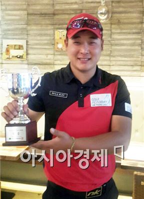 2016 KPGA 프론티어투어(총상금 4000만원) 첫 번째 대회에서 첫 우승을 한 김리안이 우승컵을 들고 기뻐하고있다.