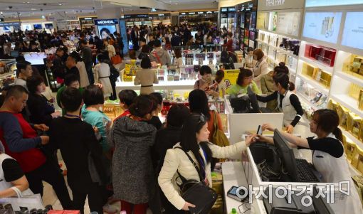 서울 시내 한 면세점에서 중국인관광객들이 물건을 사기 위해 줄을 서 있다.(위 사진은 기사 내용과 무관함)