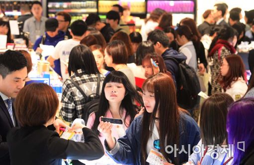 서울시내 한 면세점에서 중국인관광객들이 화장품을 고르고있다. (사진은 기사 내용과 무관함)