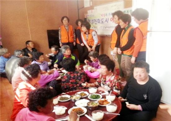 장흥군 여성친화도시모니터단(회장 채은아)은  30일 부산면 안곡, 내동 마을을 방문하여 어르신 안심 공경의 날 행사를 개최했다.
